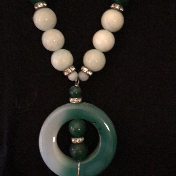 BEAUTIFUL JADE NECKLACE - Picture 2 of 4